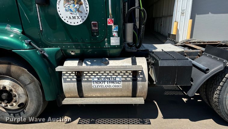 image for item OG9567 2003 International  9200i semi truck