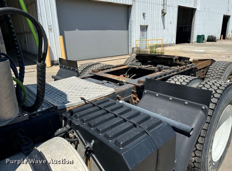 image for item OG9567 2003 International  9200i semi truck