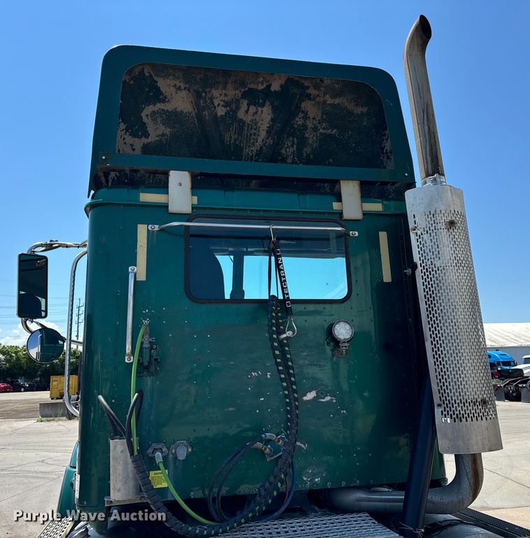 image for item OG9567 2003 International  9200i semi truck