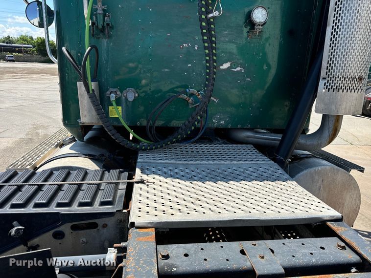 image for item OG9567 2003 International  9200i semi truck