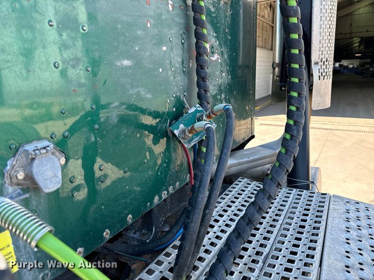 image for item OG9567 2003 International  9200i semi truck