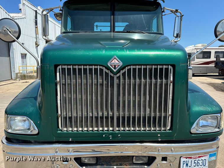 image for item OG9567 2003 International  9200i semi truck