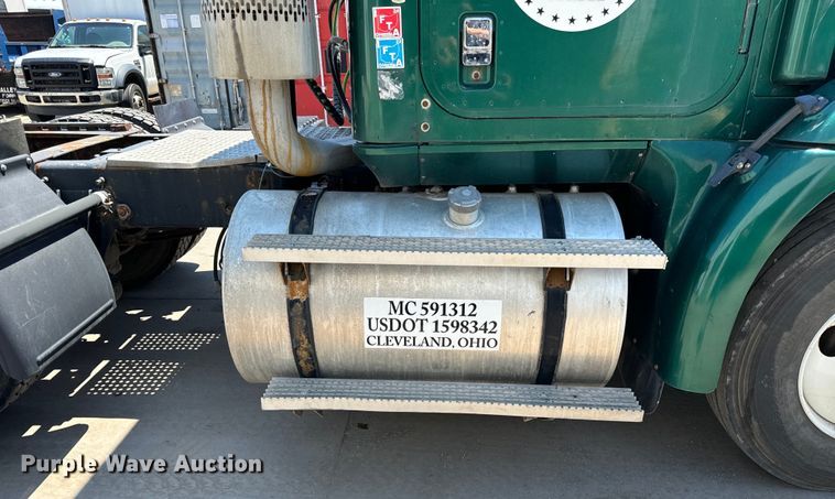 image for item OG9567 2003 International  9200i semi truck