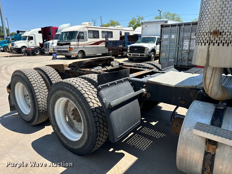 image for item OG9567 2003 International  9200i semi truck