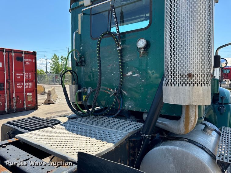 image for item OG9567 2003 International  9200i semi truck