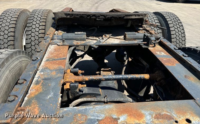 image for item OG9567 2003 International  9200i semi truck