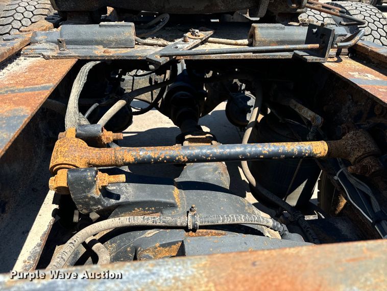 image for item OG9567 2003 International  9200i semi truck