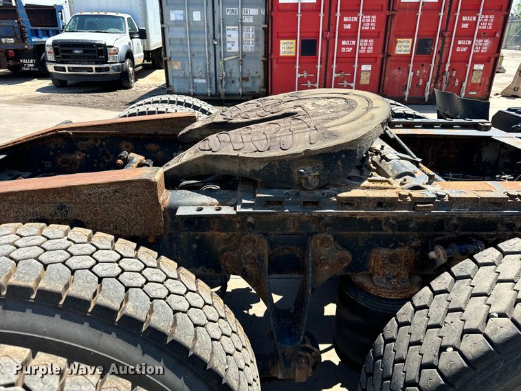 image for item OG9567 2003 International  9200i semi truck