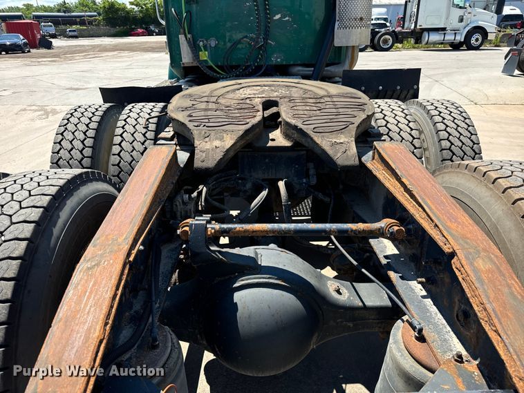 image for item OG9567 2003 International  9200i semi truck