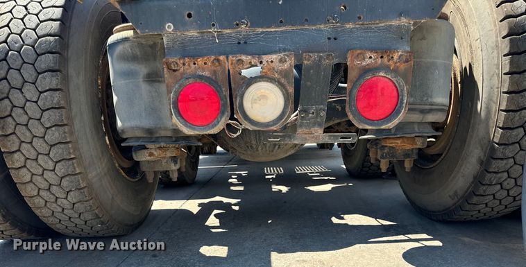 image for item OG9567 2003 International  9200i semi truck