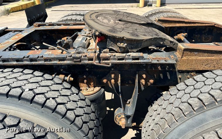 image for item OG9567 2003 International  9200i semi truck