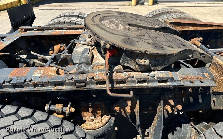 image for item OG9567 2003 International  9200i semi truck