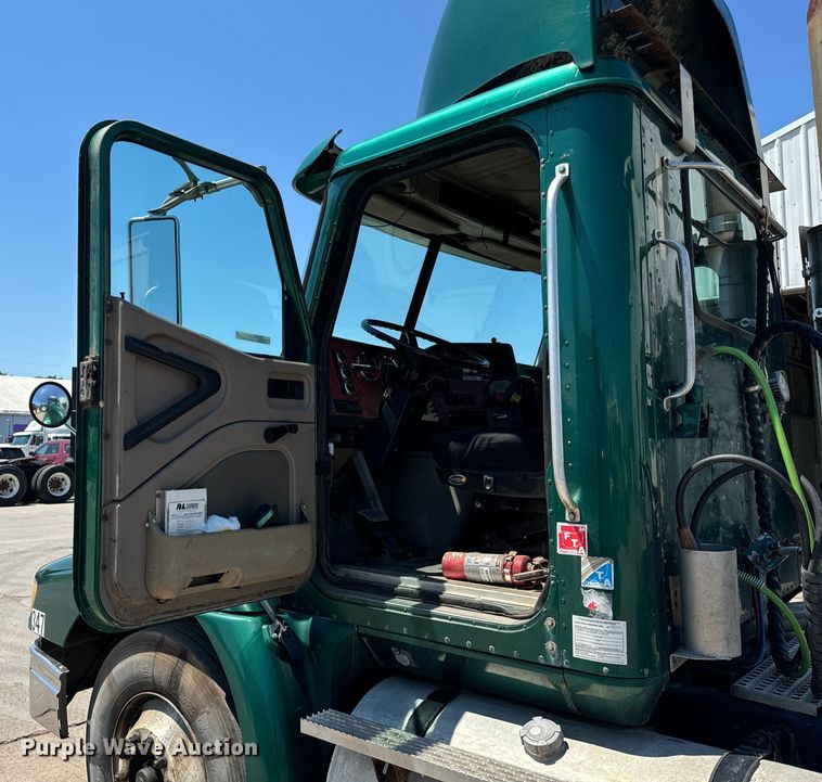 image for item OG9567 2003 International  9200i semi truck