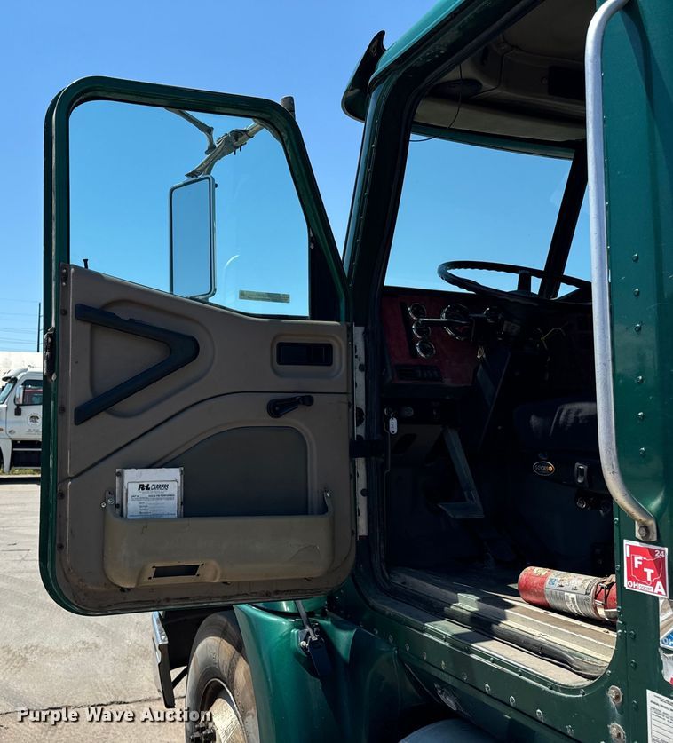 image for item OG9567 2003 International  9200i semi truck