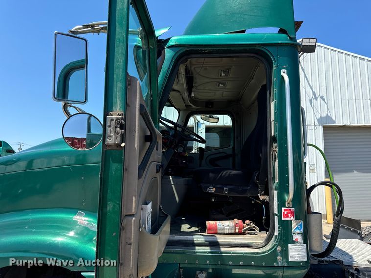 image for item OG9567 2003 International  9200i semi truck