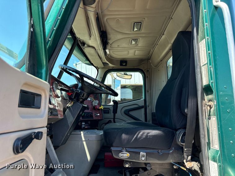 image for item OG9567 2003 International  9200i semi truck