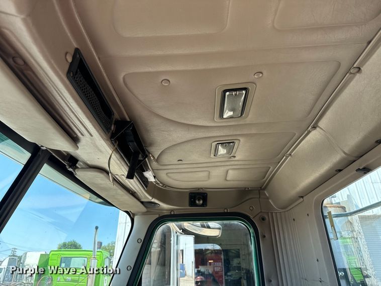 image for item OG9567 2003 International  9200i semi truck