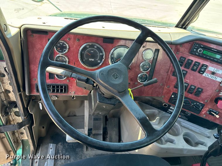 image for item OG9567 2003 International  9200i semi truck