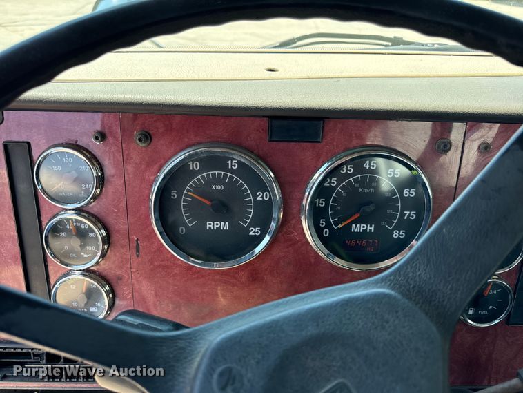 image for item OG9567 2003 International  9200i semi truck