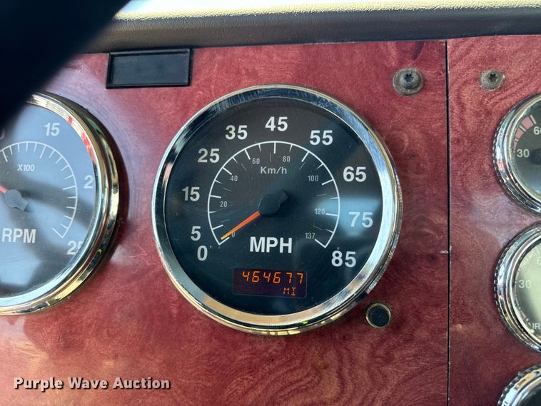 image for item OG9567 2003 International  9200i semi truck