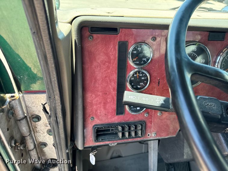 image for item OG9567 2003 International  9200i semi truck