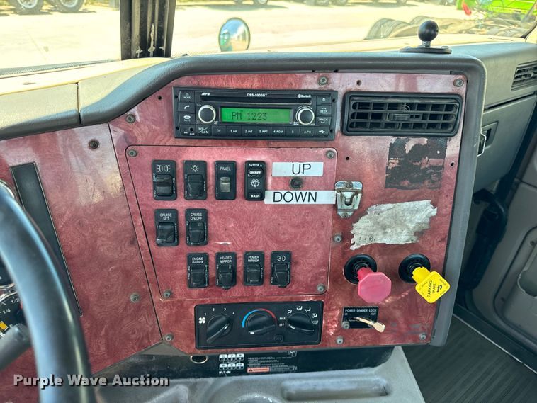 image for item OG9567 2003 International  9200i semi truck