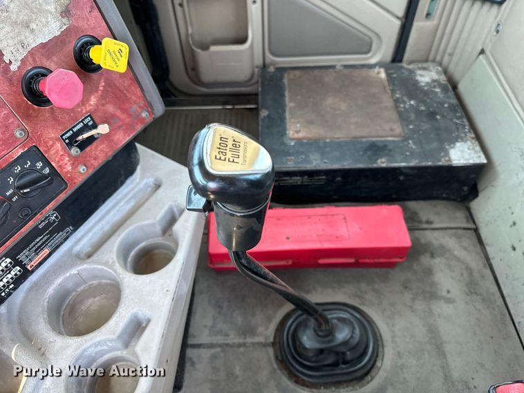 image for item OG9567 2003 International  9200i semi truck