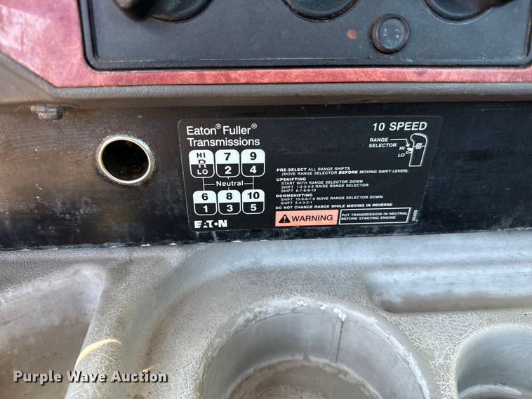 image for item OG9567 2003 International  9200i semi truck