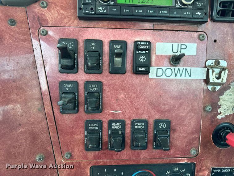 image for item OG9567 2003 International  9200i semi truck