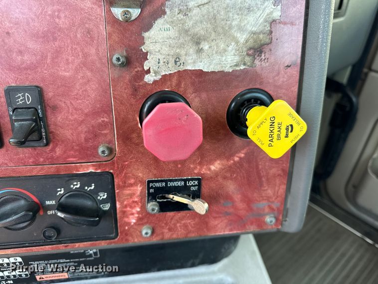 image for item OG9567 2003 International  9200i semi truck