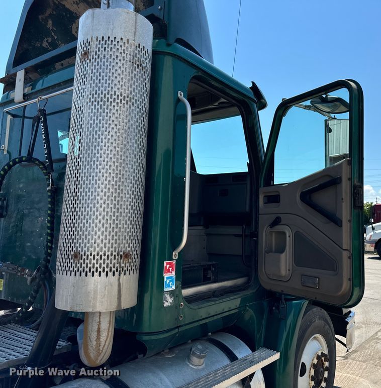 image for item OG9567 2003 International  9200i semi truck