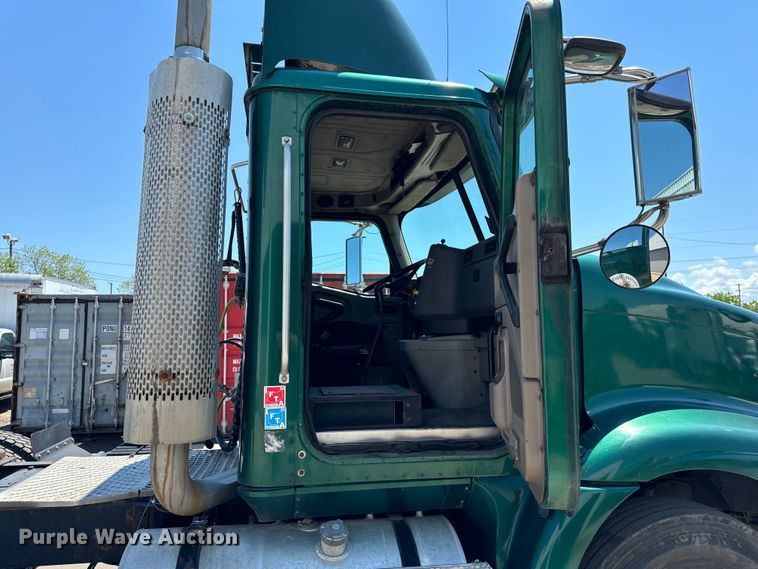 image for item OG9567 2003 International  9200i semi truck