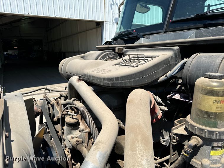 image for item OG9567 2003 International  9200i semi truck