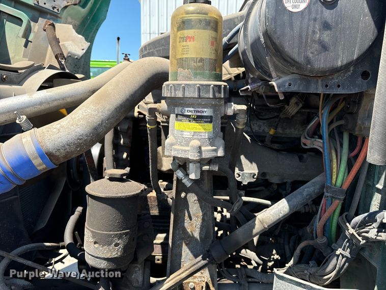 image for item OG9567 2003 International  9200i semi truck