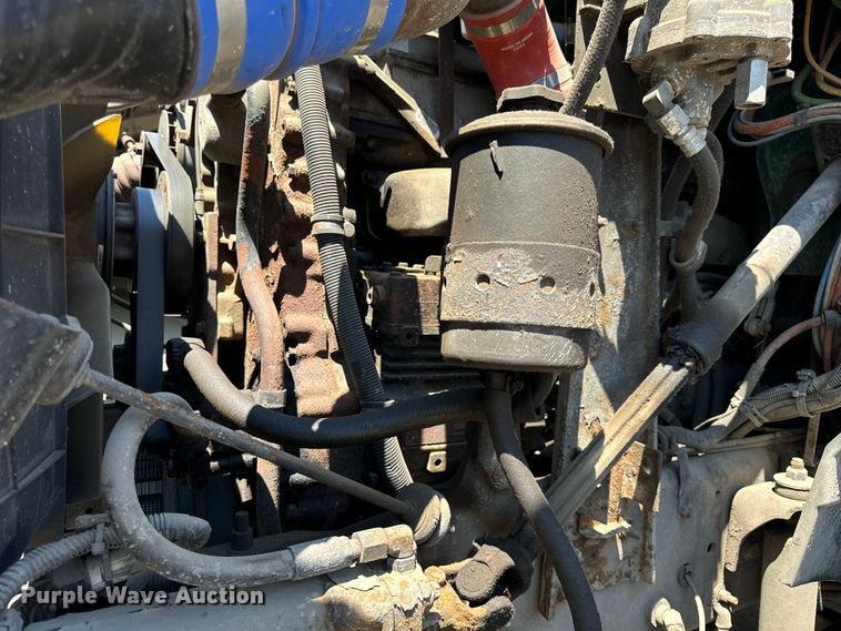 image for item OG9567 2003 International  9200i semi truck