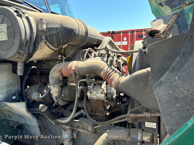 image for item OG9567 2003 International  9200i semi truck