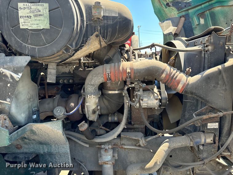 image for item OG9567 2003 International  9200i semi truck