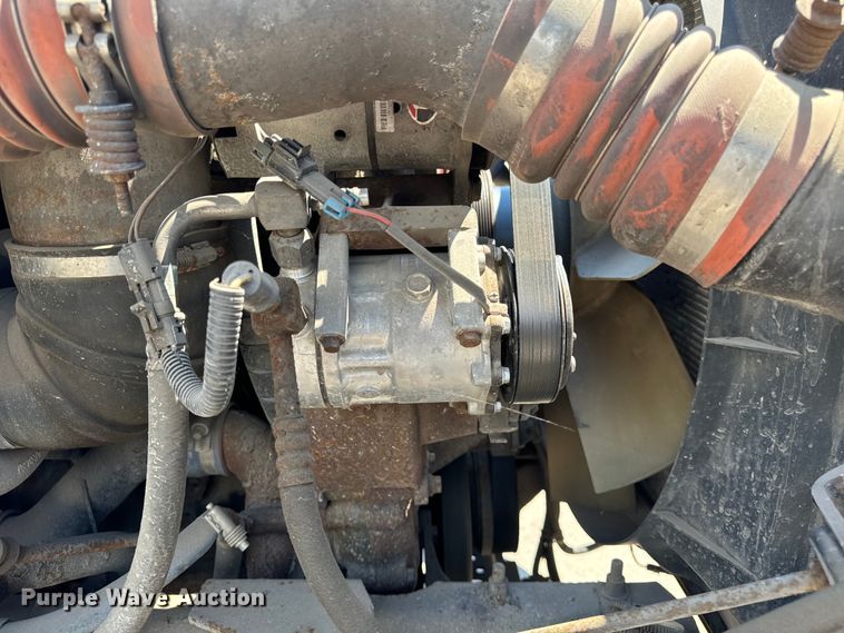 image for item OG9567 2003 International  9200i semi truck