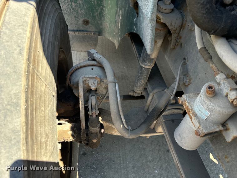 image for item OG9567 2003 International  9200i semi truck