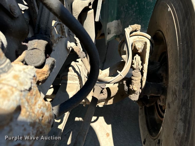 image for item OG9567 2003 International  9200i semi truck