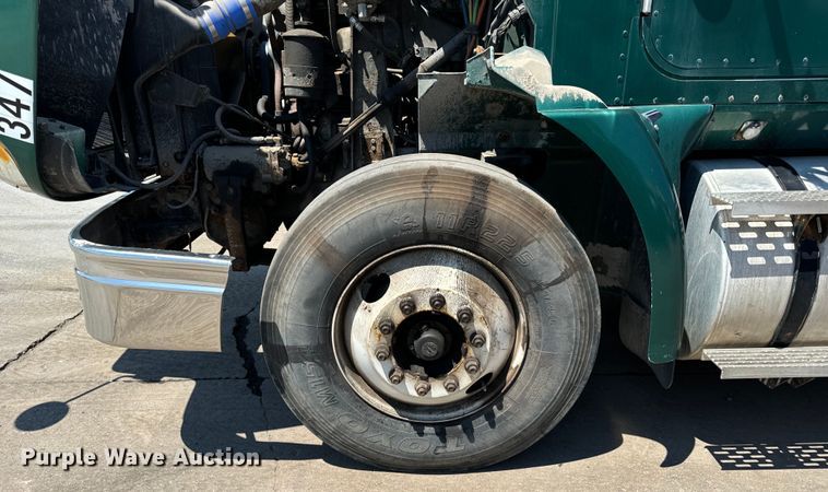 image for item OG9567 2003 International  9200i semi truck