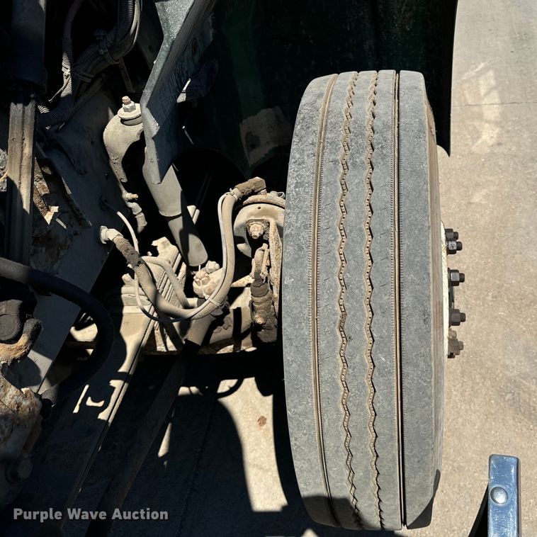 image for item OG9567 2003 International  9200i semi truck