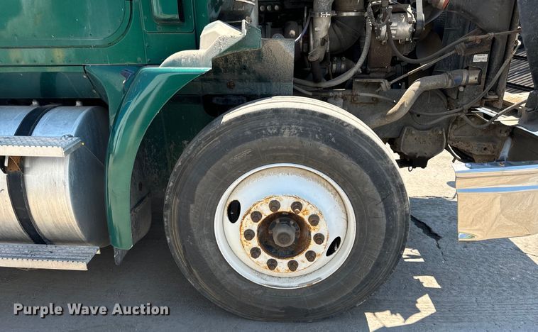 image for item OG9567 2003 International  9200i semi truck