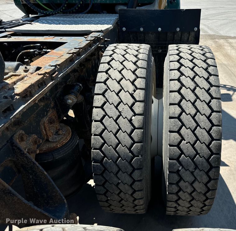 image for item OG9567 2003 International  9200i semi truck