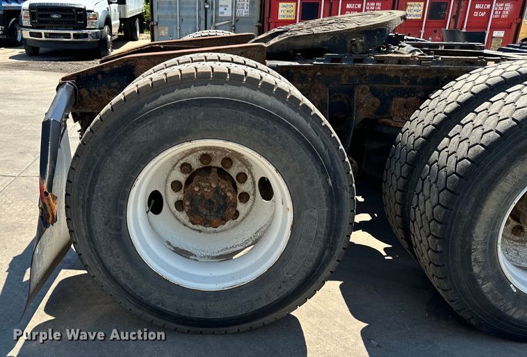 image for item OG9567 2003 International  9200i semi truck