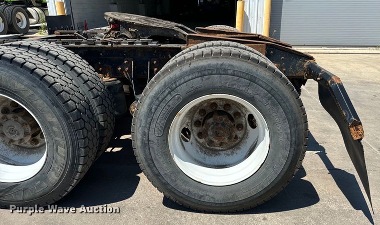 image for item OG9567 2003 International  9200i semi truck