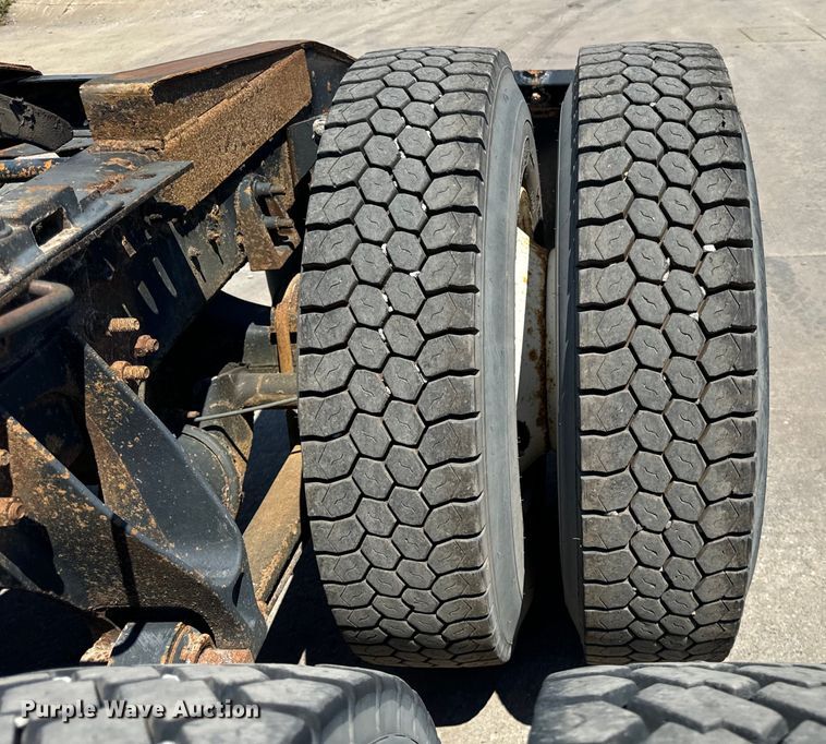 image for item OG9567 2003 International  9200i semi truck