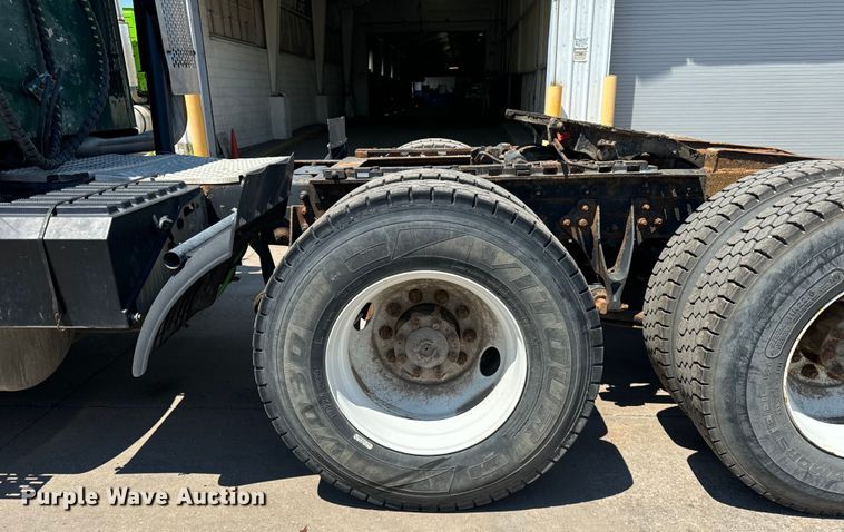 image for item OG9567 2003 International  9200i semi truck