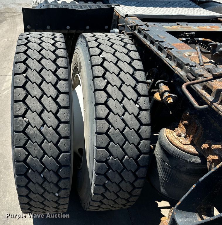 image for item OG9567 2003 International  9200i semi truck