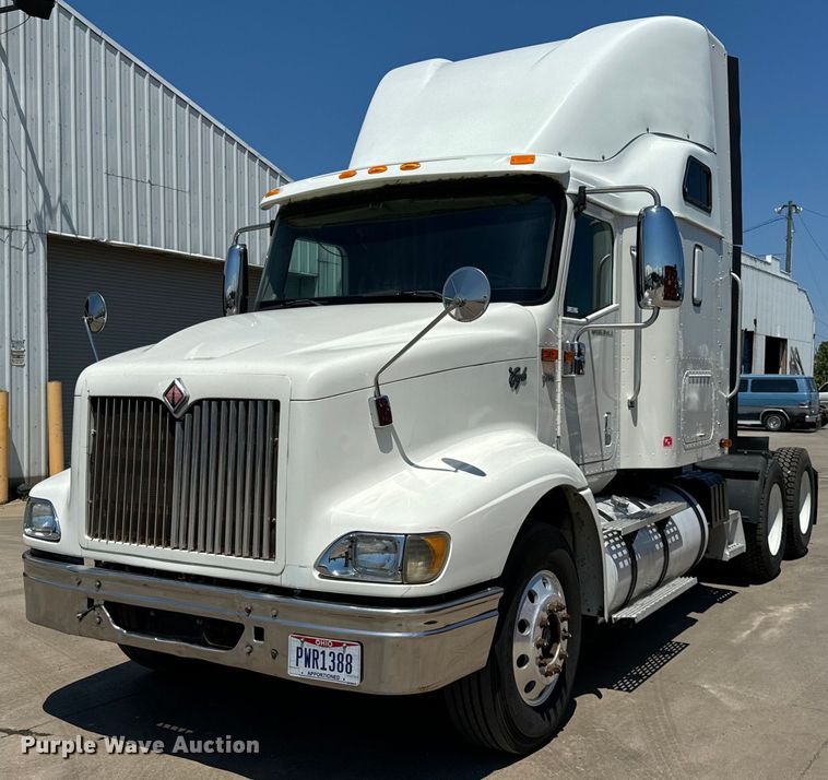 image for item OG9568 2002 International  9200i semi truck